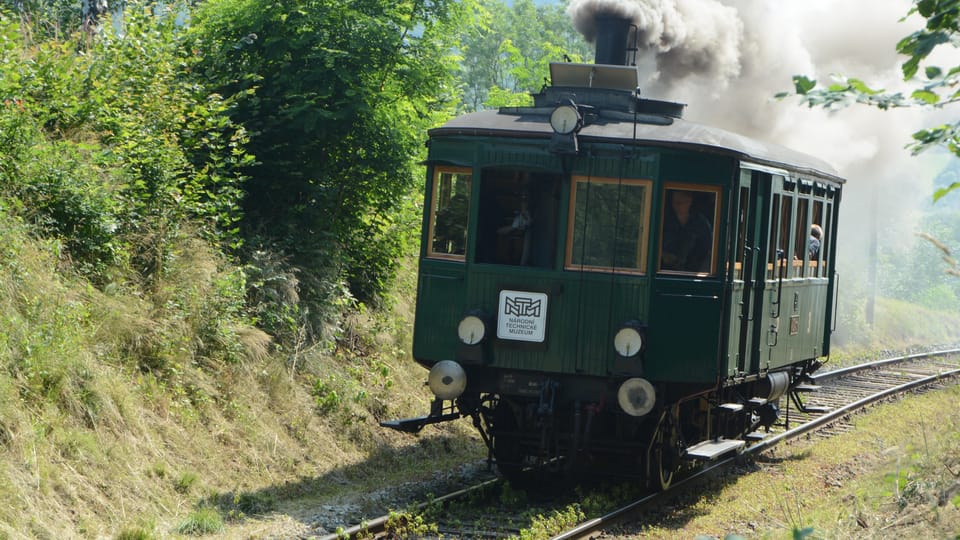 Parní motorový vůz M 124.001 zvaný Komárek, než ho (snad jen dočasně) závada vyřadila z provozu | Foto: Břetislav Tureček, Radio Prague International Parní motorový vůz M 124.001 zvaný Komárek, než ho (snad jen dočasně) závada vyřadila z provozu | Foto: Břetislav Tureček, Radio Prague International