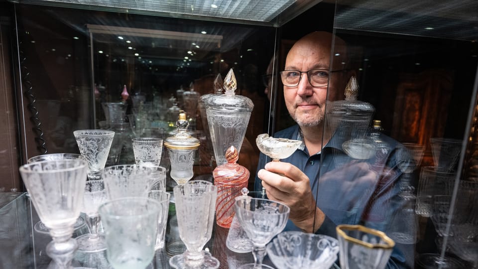 Majitel Arthouse Tomáš Hejtmánek s křišťálovou číškou z roku 1620 | Foto: René Volfík Majitel Arthouse Tomáš Hejtmánek s křišťálovou číškou z roku 1620 | Foto: René Volfík