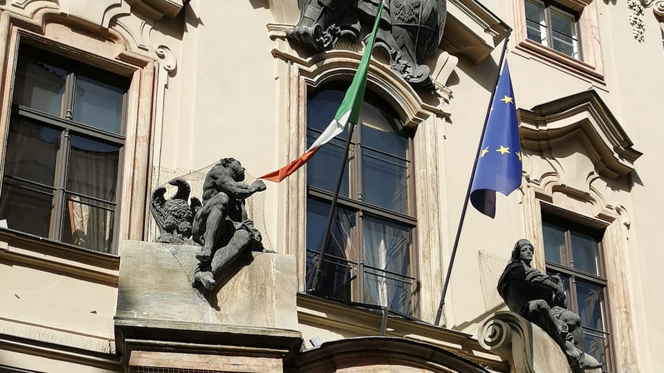 U Kolowratského paláce je organickou součástí portálu sochařská výzdoba. I zde jde o postavy heraldických štítonošů, v tomto případě Kolowratských orlic z dílny Matyáše Brauna | Foto: Petr Lukeš, Radio Prague International U Kolowratského paláce je organickou součástí portálu sochařská výzdoba. I zde jde o postavy heraldických štítonošů, v tomto případě Kolowratských orlic z dílny Matyáše Brauna | Foto: Petr Lukeš, Radio Prague International