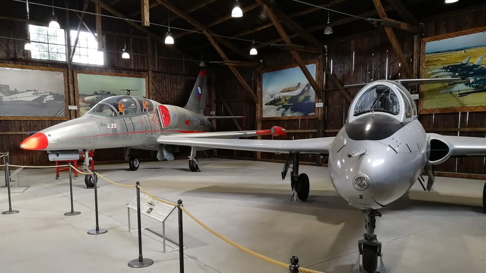 Aero XL-29 Delfín, prototyp vojenského cvičného letounu Aero L-29 Delfín a Aero L-39 Albatros (vlevo) | Foto: Štěpánka Budková, Radio Prague International Aero XL-29 Delfín, prototyp vojenského cvičného letounu Aero L-29 Delfín a Aero L-39 Albatros (vlevo) | Foto: Štěpánka Budková, Radio Prague International