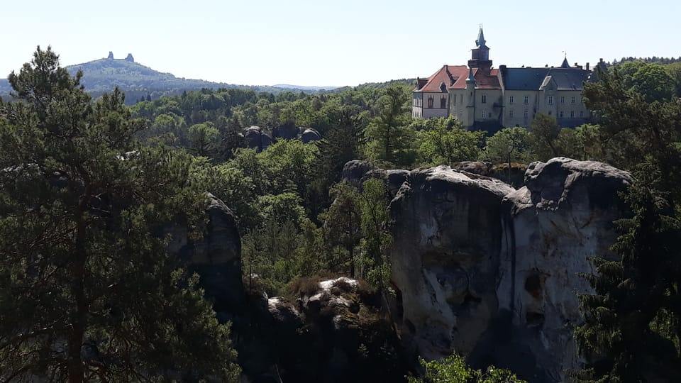 Zřícenina hradu Trosky a zámek Hrubá Skála z Mariánské vyhlídky, foto: Magdalena Kašubová Zřícenina hradu Trosky a zámek Hrubá Skála z Mariánské vyhlídky, foto: Magdalena Kašubová