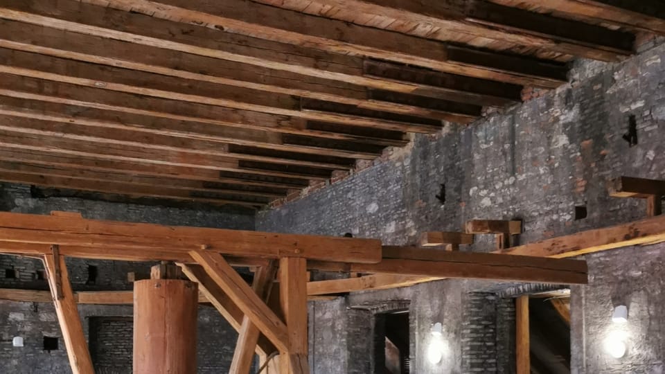 Dřevěný rumpál sloužil k dopravě sena pro koně na půdu paláce | Foto: Petr Lukeš, Radio Prague International Dřevěný rumpál sloužil k dopravě sena pro koně na půdu paláce | Foto: Petr Lukeš, Radio Prague International
