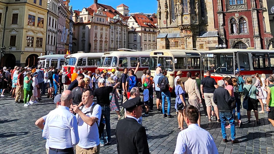 Historické vozy na Staroměstském náměstí | Foto: Klára Stejskalová, Radio Prague International Historické vozy na Staroměstském náměstí | Foto: Klára Stejskalová, Radio Prague International