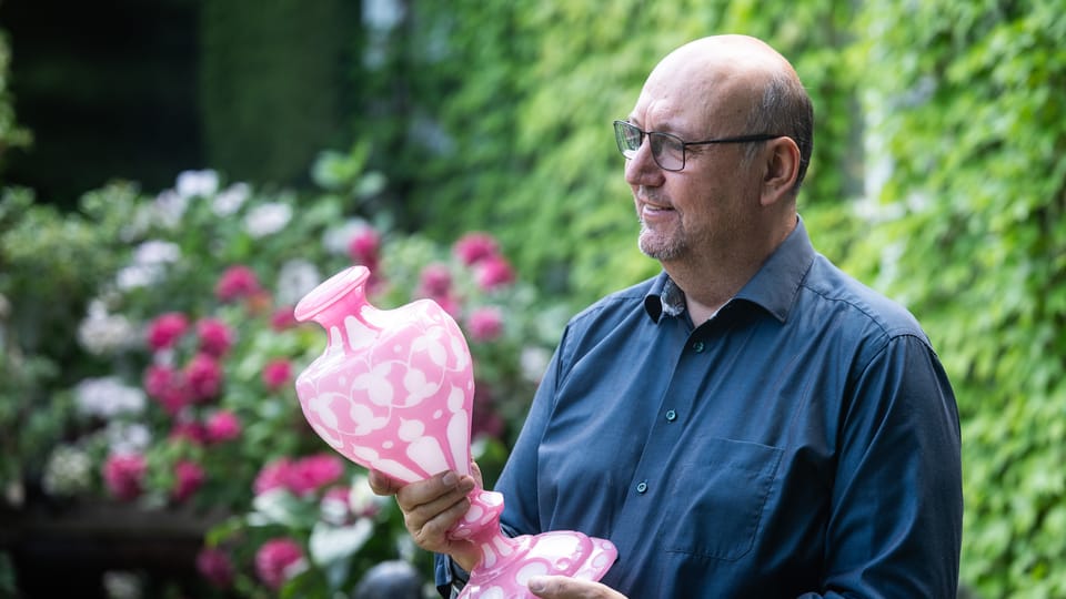 Majitel Arthouse Tomáš Hejtmánek s vázou z opaktního skla z 2. poloviny 19. stolet | Foto: René Volfík