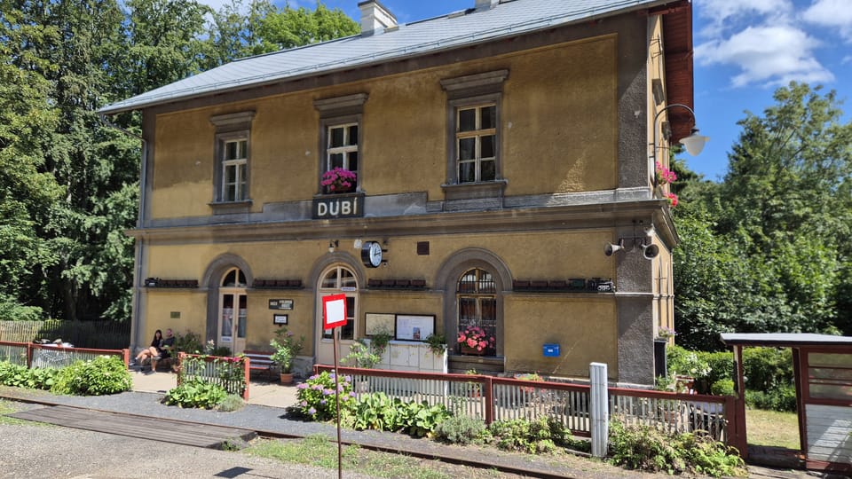 Nádraží v Dubí,  kde souprava úvraťově najíždí na druhou,  prudší kolej,  revitalizace ještě čeká | Foto: Petr Lukeš,  Radio Prague International