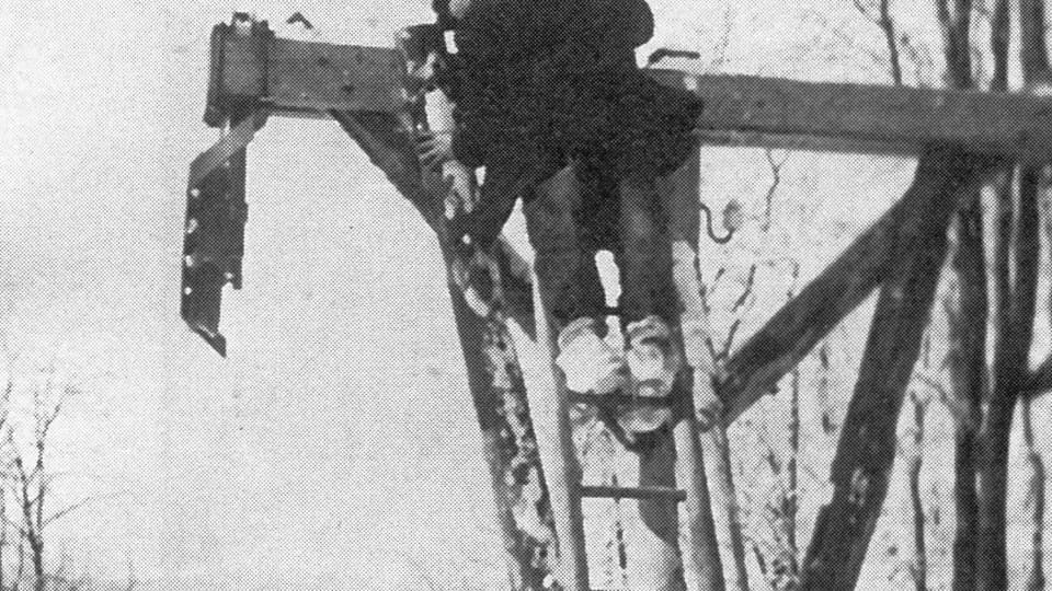 Montáž sloupů lanovky v roce 1940 | Foto: Archiv Jana Šrubaře / Podhorská jednota Radhošť