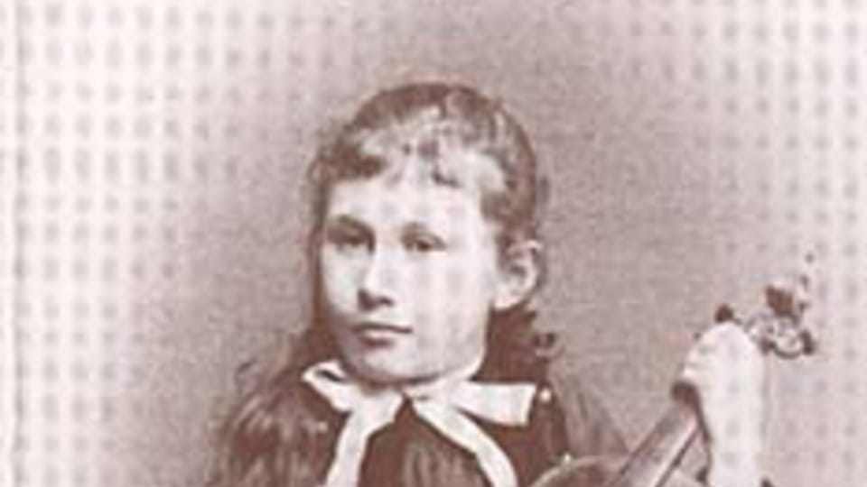 Ema Destinnová s houslemi, kolem roku 1890 Ema Destinnová s houslemi, kolem roku 1890