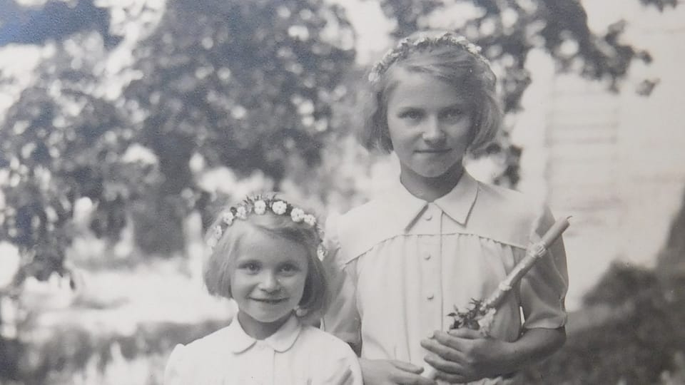 Dvě ze zachráněných dětí z oblasti Dukelského průsmyku,  foto: archiv Post Bellum