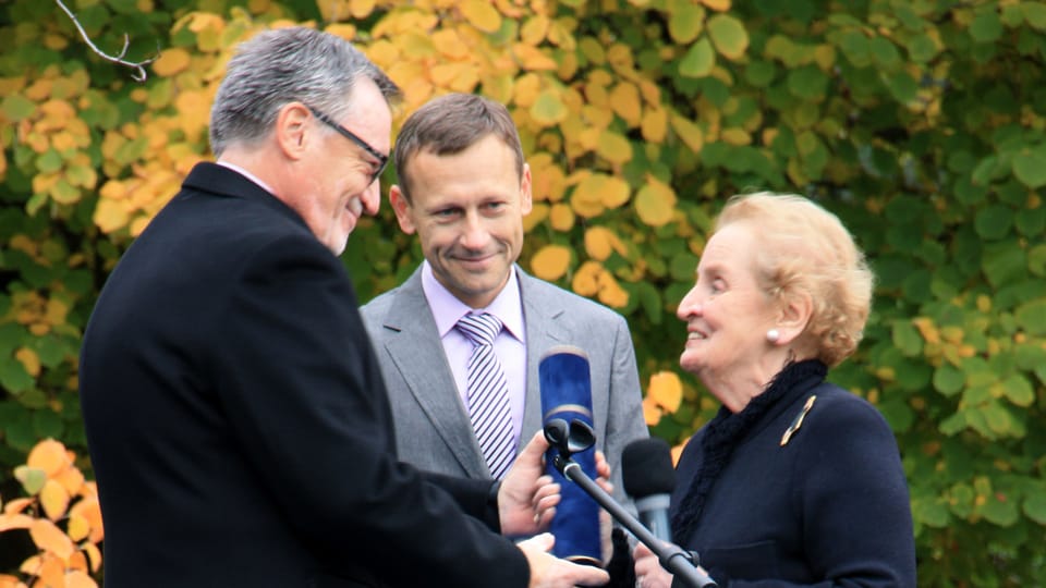 Zleva generální ředitel ČRo Peter Duhan, ředitel Radia Praha Miroslav Krupička a Madeleine Albrightová, foto: Barbora Kmentová / Archiv ČRo7 Zleva generální ředitel ČRo Peter Duhan, ředitel Radia Praha Miroslav Krupička a Madeleine Albrightová, foto: Barbora Kmentová / Archiv ČRo7