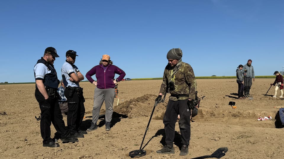 Zabezpečení místa nálezu i vlastní vyzvedávání depotu stříbrných mincí se uskutečnilo za součinnosti Policie ČR | Foto: Archeologický ústav AV ČR Zabezpečení místa nálezu i vlastní vyzvedávání depotu stříbrných mincí se uskutečnilo za součinnosti Policie ČR | Foto: Archeologický ústav AV ČR