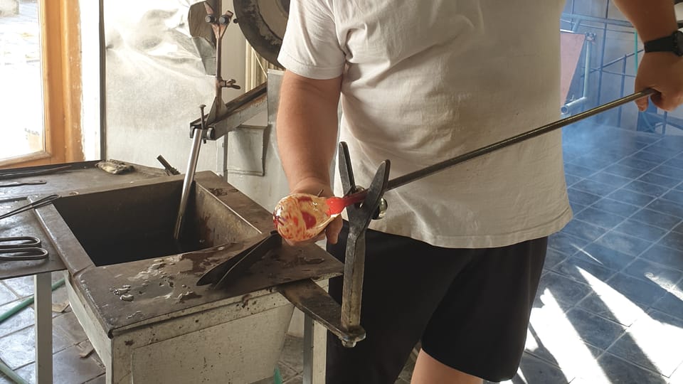 Sklovina se odřízne speciální sklářskou pinzetou (cvokajz) tak, aby po dokončení šlo výrobek oddělit od sklářské píšťaly. Foto: archiv Českého centra New York Sklovina se odřízne speciální sklářskou pinzetou (cvokajz) tak, aby po dokončení šlo výrobek oddělit od sklářské píšťaly. Foto: archiv Českého centra New York