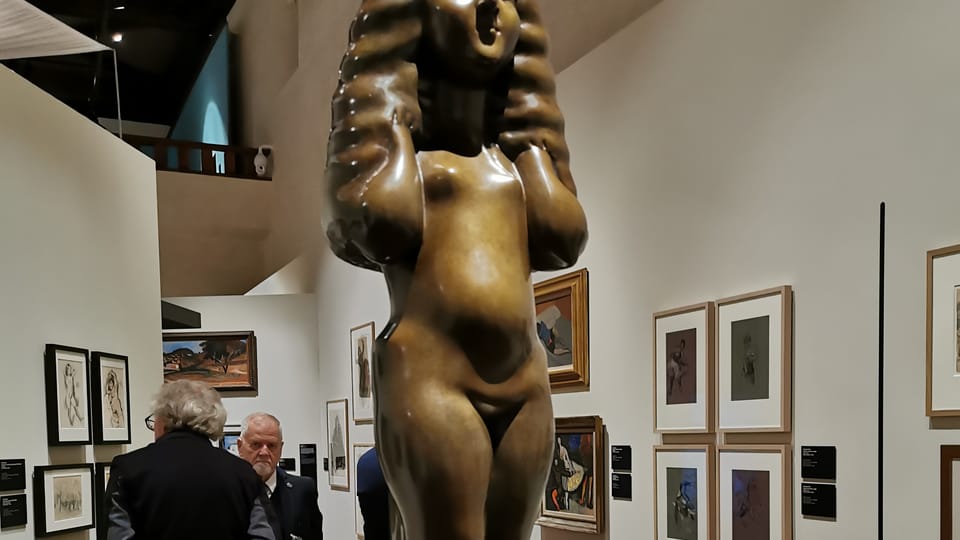 Nepřehlédnutelná bronzová socha židovsko-ukrajinské umělkyně Chany Orloff má zobrazovat Idu Chagal, dceru slavného malíře | Foto: Petr Lukeš, Radio Prague International Nepřehlédnutelná bronzová socha židovsko-ukrajinské umělkyně Chany Orloff má zobrazovat Idu Chagal, dceru slavného malíře | Foto: Petr Lukeš, Radio Prague International
