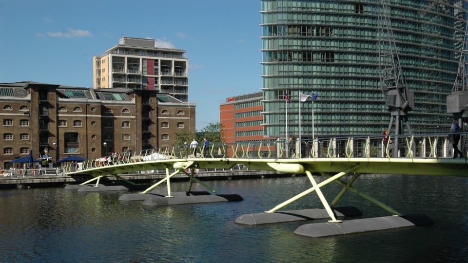 Pontonový či „plovoucí“ most, který navrhl Jan Kaplický pro londýnskou čtvrť Docklands | Foto: Jaroslav Beránek, Český rozhlas Pontonový či „plovoucí“ most, který navrhl Jan Kaplický pro londýnskou čtvrť Docklands | Foto: Jaroslav Beránek, Český rozhlas