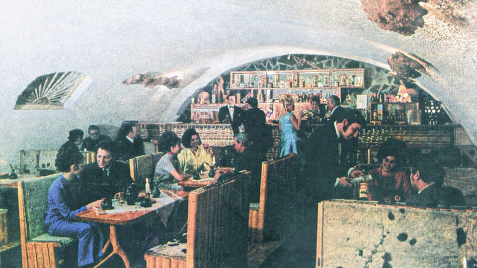 Na obrázku interiér Jelínkova sklepa, později Vizovického sklípku u Jelínka, reklamní foto SD Jednota, 1967 | Reprofoto: Marcel Sladkowski: "Království slivovice - Osudy palírníků a palíren ve Vizovicích" / RUDOLF JELÍNEK a.s. Na obrázku interiér Jelínkova sklepa, později Vizovického sklípku u Jelínka, reklamní foto SD Jednota, 1967 | Reprofoto: Marcel Sladkowski: "Království slivovice - Osudy palírníků a palíren ve Vizovicích" / RUDOLF JELÍNEK a.s.