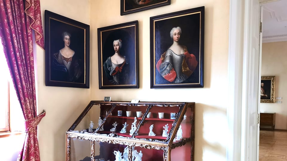 Lobkowiczký palác na Pražském hradě: Zákoutí komnaty s portréty šlechtičen a porcelánovými figurkami | Foto: Petr Lukeš, Radio Prague International Lobkowiczký palác na Pražském hradě: Zákoutí komnaty s portréty šlechtičen a porcelánovými figurkami | Foto: Petr Lukeš, Radio Prague International