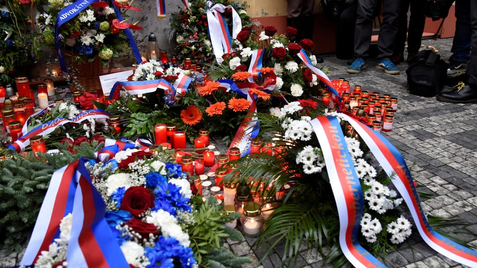 Pietní místo u památníku na Národní třídě, který připomíná události 17. listopadu 1989 | Foto: Barbora Navrátilová, Radio Prague International Pietní místo u památníku na Národní třídě, který připomíná události 17. listopadu 1989 | Foto: Barbora Navrátilová, Radio Prague International