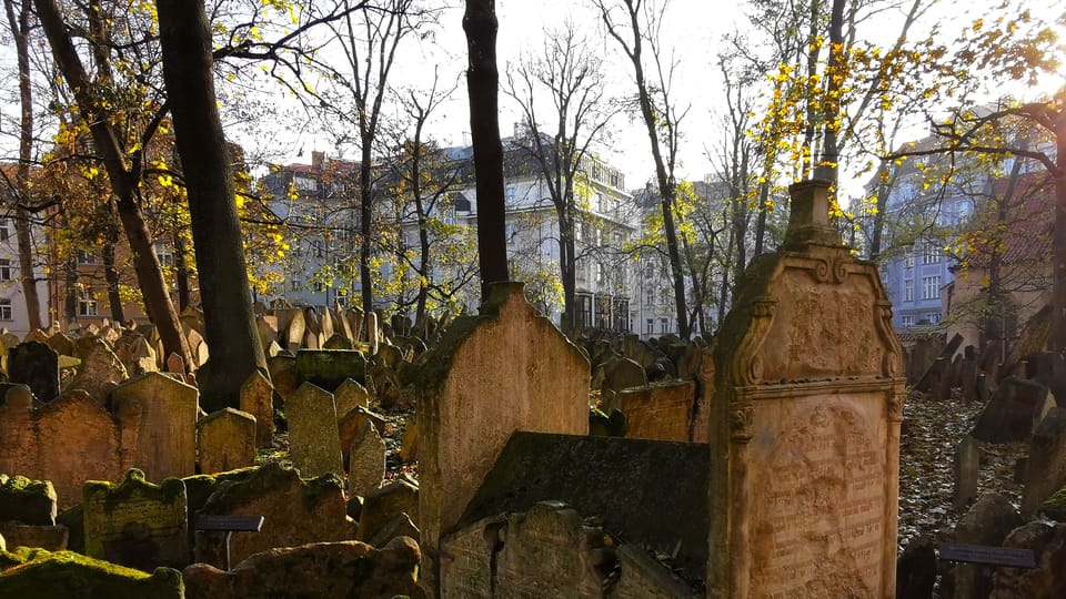 Čtyřstěnná tumba Mordechaje Maisela. Nápisy připomínají,  že díky němu se mohl židovský hřbitov rozšířit | Foto: Petr Lukeš,  Radio Prague International