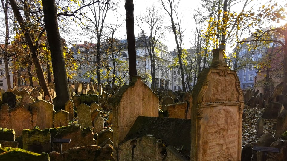 Čtyřstěnná tumba Mordechaje Maisela. Nápisy připomínají, že díky němu se mohl židovský hřbitov rozšířit | Foto: Petr Lukeš, Radio Prague International Čtyřstěnná tumba Mordechaje Maisela. Nápisy připomínají, že díky němu se mohl židovský hřbitov rozšířit | Foto: Petr Lukeš, Radio Prague International