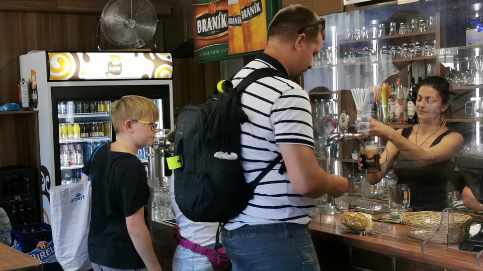 Cestující si teď nejčastěji objednávají pivo a pro děti točenou kofolu | Foto: Petr Lukeš, Radio Prague International Cestující si teď nejčastěji objednávají pivo a pro děti točenou kofolu | Foto: Petr Lukeš, Radio Prague International