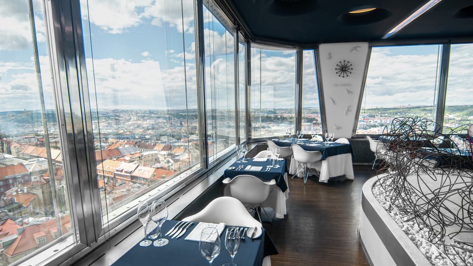 Ve výškové restauraci Oblaca si většinou můžete vybrat,  na kterou část Prahy se budete při večeři  koukat | Foto: Tower gastro s.r.o.