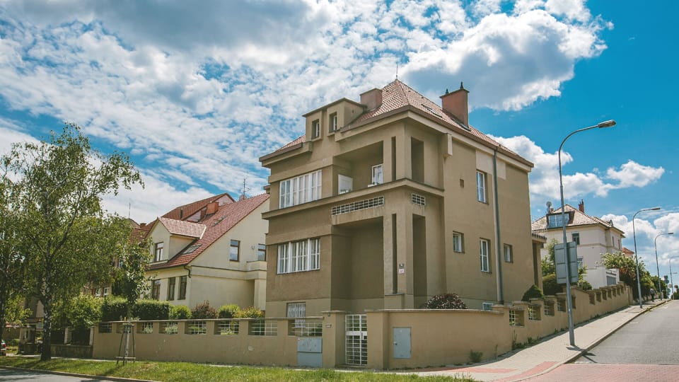 Na rohu ulic Lerchovy a Kampelíkovy v Brně byla roku 1923 podle návrhu Bohuslava Fuchse postavena vila pro spisovatele, novináře a politika Jaroslava Marchu | Foto: Jana Volková, Český rozhlas Na rohu ulic Lerchovy a Kampelíkovy v Brně byla roku 1923 podle návrhu Bohuslava Fuchse postavena vila pro spisovatele, novináře a politika Jaroslava Marchu | Foto: Jana Volková, Český rozhlas