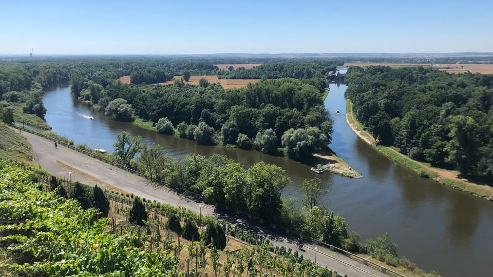 Pohled na Vraňansko-hořínský plavební kanál (vpravo) u soutoku Labe s Vltavou v Mělníku, foto: Ivana Vonderková Pohled na Vraňansko-hořínský plavební kanál (vpravo) u soutoku Labe s Vltavou v Mělníku, foto: Ivana Vonderková