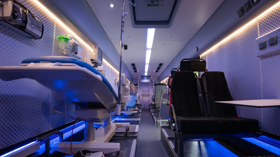 ČR posílá na Ukrajinu autobus přestavěný na intenzivní péči pro 5 pacientů a 6 zdravotníků | Foto: Zuzana Jarolímková, Český rozhlas ČR posílá na Ukrajinu autobus přestavěný na intenzivní péči pro 5 pacientů a 6 zdravotníků | Foto: Zuzana Jarolímková, Český rozhlas