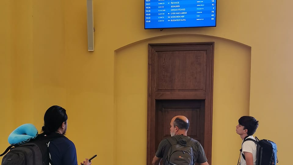 Pro cestující je ve vestibulu i menší tabule s odjezdy vlaků | Foto: Petr Lukeš, Radio Prague International Pro cestující je ve vestibulu i menší tabule s odjezdy vlaků | Foto: Petr Lukeš, Radio Prague International