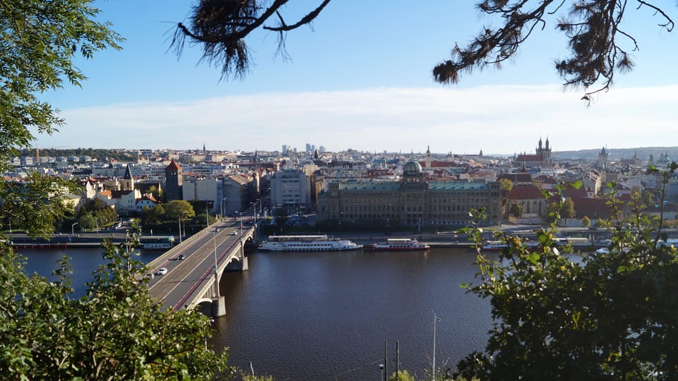 Vyhlídka od Letenského zámečku na Vltavu s Čechovým mostem | Foto: Miloš Turek, Radio Prague International Vyhlídka od Letenského zámečku na Vltavu s Čechovým mostem | Foto: Miloš Turek, Radio Prague International