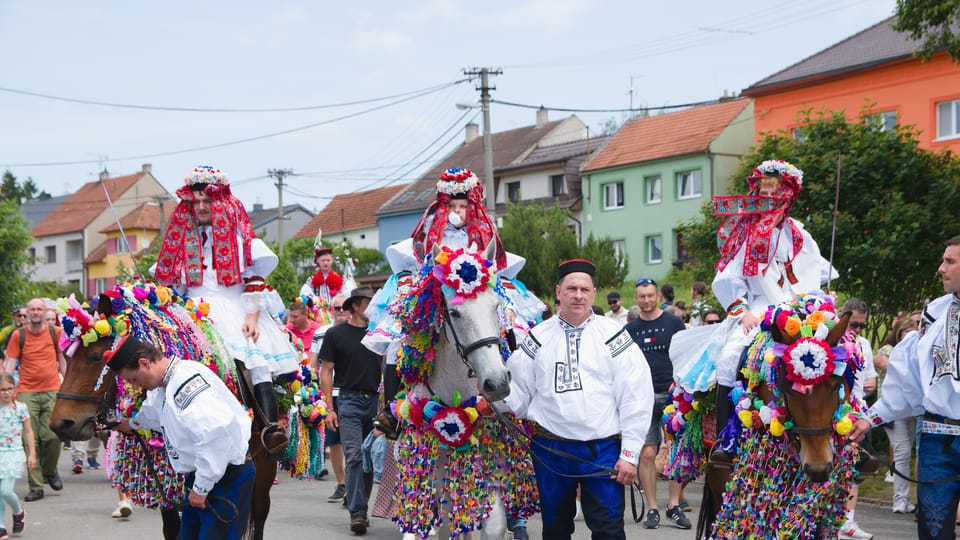 Kůň,  na kterém jede král,  je narozdíl od legrútských bílý. | Foto: Barbora Navrátilová,  Radio Prague International