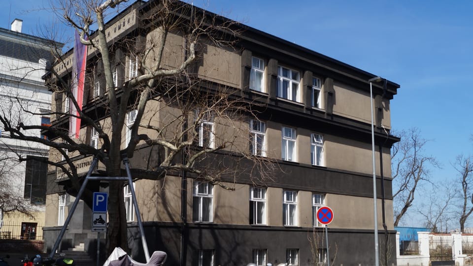 Budovu po Kotěrově smrti dokončil architekt Josef Gočár, který projekt rozšířil o patrovou nástavbu s rovnou střechou a funkcionalistickými ateliérovými okny. Budova byla dokončena v roce 1924. | Foto: Radio Prague International Budovu po Kotěrově smrti dokončil architekt Josef Gočár, který projekt rozšířil o patrovou nástavbu s rovnou střechou a funkcionalistickými ateliérovými okny. Budova byla dokončena v roce 1924. | Foto: Radio Prague International