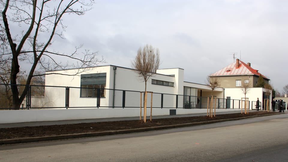 Pohled na vilu z ulice Pohled na vilu z ulice