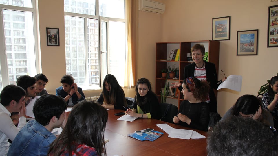 Ivana Bozděchová během výuky češtiny na slovanské univerzitě v Baku | Foto: Archiv Ivany Bozděchové Ivana Bozděchová během výuky češtiny na slovanské univerzitě v Baku | Foto: Archiv Ivany Bozděchové