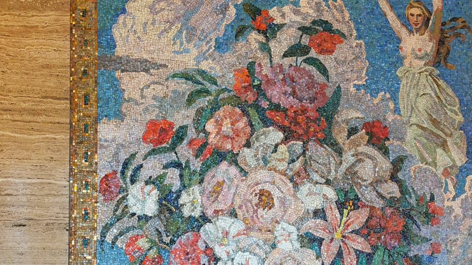 Výtvarný skvost Maxe Švabinského. Při instalaci Kytice mu dělníci mozaiku rozsypali a Švabinský ji musel několik dní skládat znovu | Foto: Petr Lukeš, Radio Prague International Výtvarný skvost Maxe Švabinského. Při instalaci Kytice mu dělníci mozaiku rozsypali a Švabinský ji musel několik dní skládat znovu | Foto: Petr Lukeš, Radio Prague International