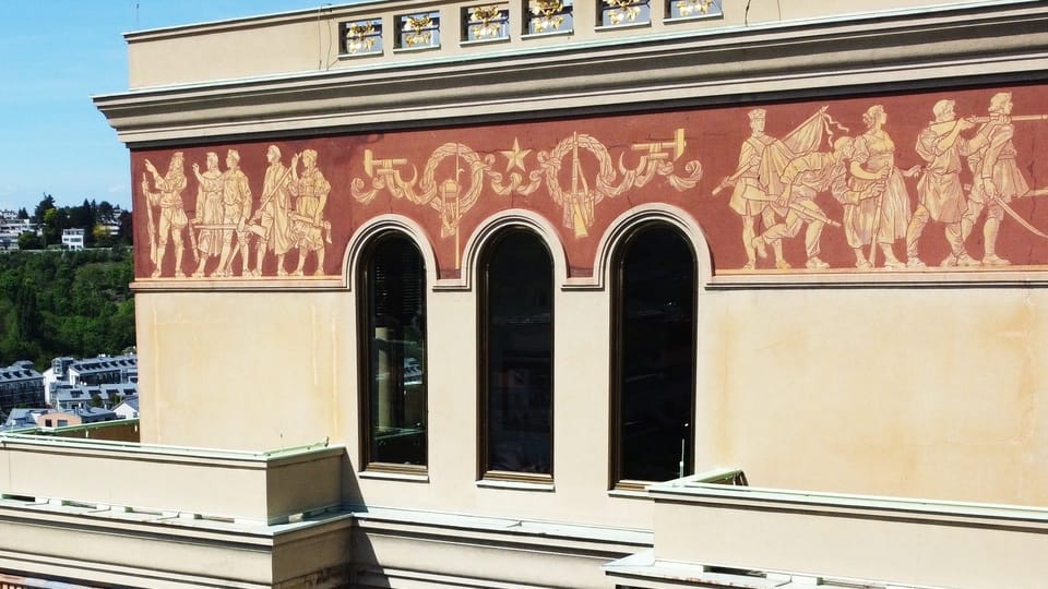 Sgrafita s bojovníky za svobodu. Kromě pušek a mečů mají v rukou husitské zbraně | Foto: Vít Pohanka,  Radio Prague International
