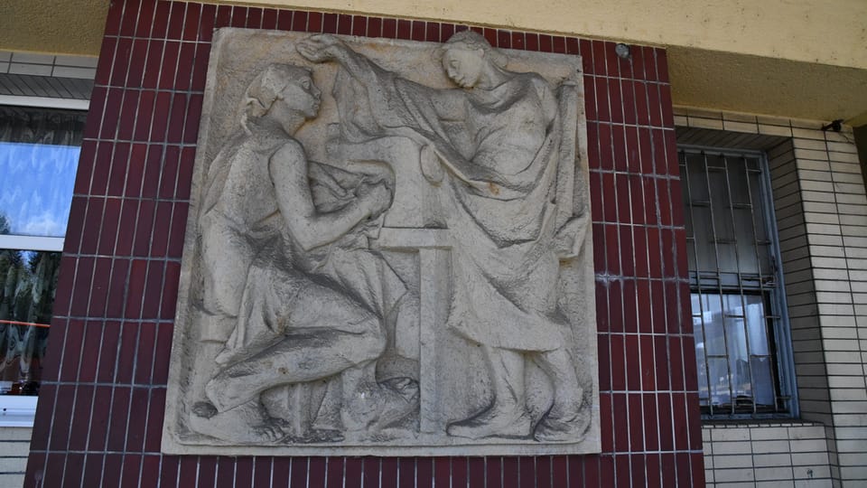 Budovatelská plastika na klatovské nádražní budově připomíná zdejší textilní průmysl | Foto: Břetislav Tureček, Radio Prague International Budovatelská plastika na klatovské nádražní budově připomíná zdejší textilní průmysl | Foto: Břetislav Tureček, Radio Prague International