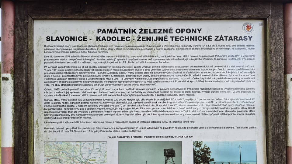 Informační tabule pro návštěvníky pozůstatků železné opony | Foto: Petr Lukeš, Radio Prague International Informační tabule pro návštěvníky pozůstatků železné opony | Foto: Petr Lukeš, Radio Prague International