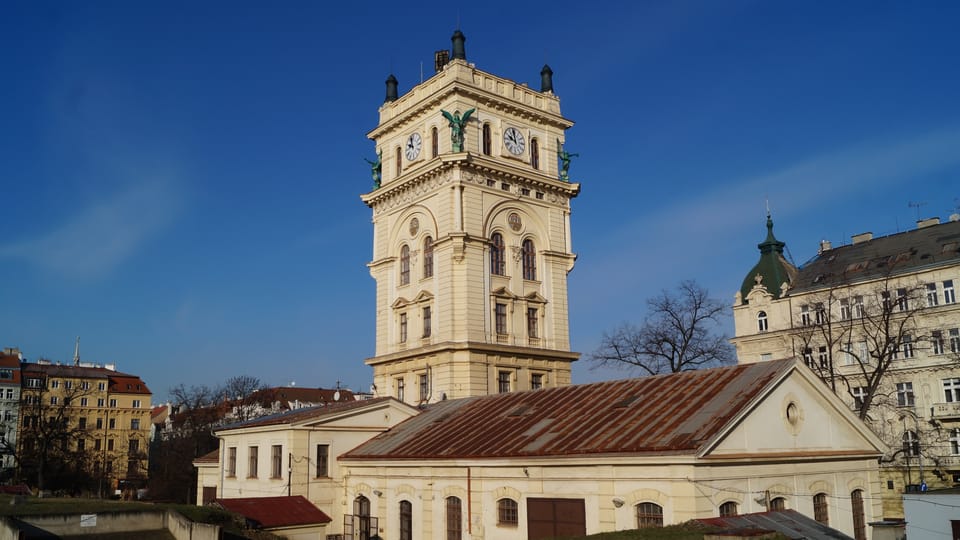Vinohradská vodárenská věž nemá svou bohatou výzdobou se štuky, sloupky a sochami v Praze obdoby. V čase jejího dokončení byly Královské Vinohrady nejrychleji rostoucím předměstím. V nejbližších letech se stane součástí osvětového centra Hydropolis. | Foto: Miloš Turek, Radio Prague International Vinohradská vodárenská věž nemá svou bohatou výzdobou se štuky, sloupky a sochami v Praze obdoby. V čase jejího dokončení byly Královské Vinohrady nejrychleji rostoucím předměstím. V nejbližších letech se stane součástí osvětového centra Hydropolis. | Foto: Miloš Turek, Radio Prague International