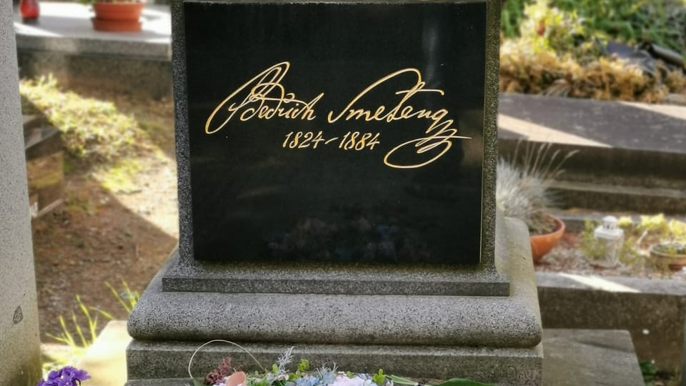 Stále pozornosti návštěvníků se těší hrob skladatele Bedřicha Smetany, který leží blízko hlavního vchodu Vyšehradského hřbitova | Foto: Petr Lukeš, Radio Prague International Stále pozornosti návštěvníků se těší hrob skladatele Bedřicha Smetany, který leží blízko hlavního vchodu Vyšehradského hřbitova | Foto: Petr Lukeš, Radio Prague International