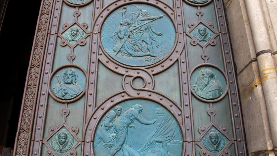 Detail vstupních dvěří do kostela | Foto: Kristýna Maková,  Praha křížem krážem