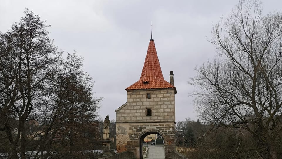 Věž s bránou stojí uprostřed mostu nad řekou Mže | Foto: Petr Lukeš,  Radio Prague International
