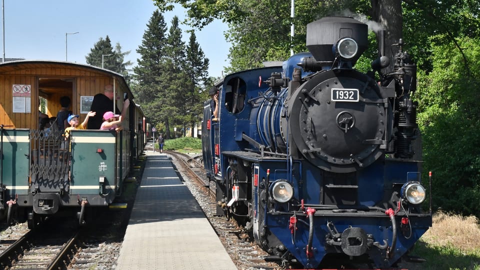 Parní lokomotiva za chvíli vyjede se zvláštním vlakem z Osoblahy zpátky do Třemešné. | Foto: Břetislav Tureček, Radio Prague International Parní lokomotiva za chvíli vyjede se zvláštním vlakem z Osoblahy zpátky do Třemešné. | Foto: Břetislav Tureček, Radio Prague International