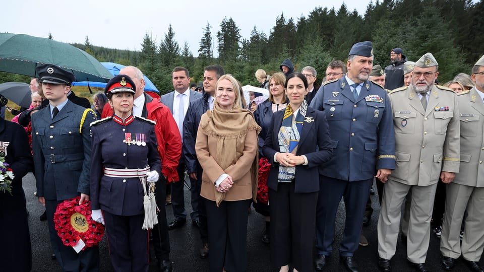 I přes nepříznivé počasí se odhalení památníku se zúčastnilo mnoho lidí | Foto: Jan Schejbal, Ministerstvo obrany ČR I přes nepříznivé počasí se odhalení památníku se zúčastnilo mnoho lidí | Foto: Jan Schejbal, Ministerstvo obrany ČR