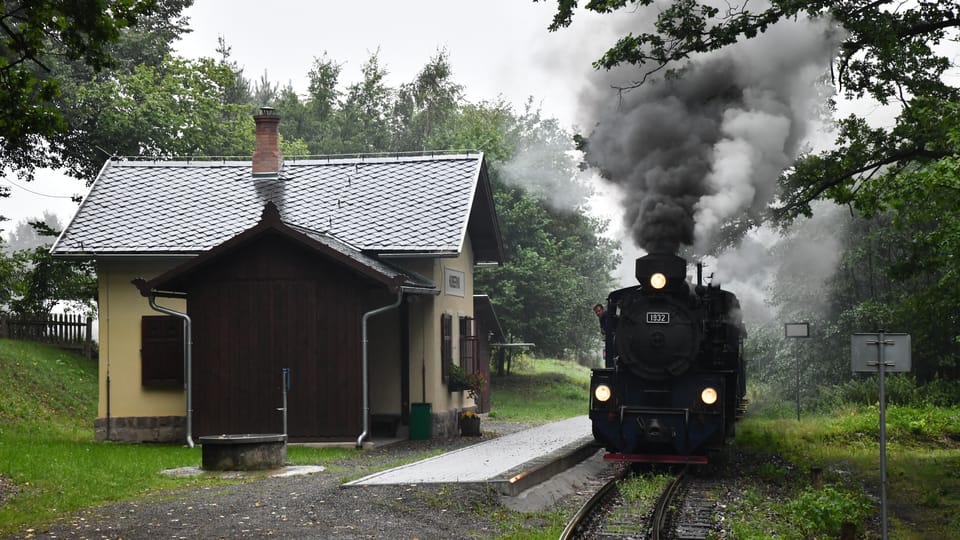Parní vlak v zastávce Koberno na úzkorozchodné trati Třemešná ve Slezku - Osoblaha | Foto: Břetislav Tureček, Radio Prague International Parní vlak v zastávce Koberno na úzkorozchodné trati Třemešná ve Slezku - Osoblaha | Foto: Břetislav Tureček, Radio Prague International