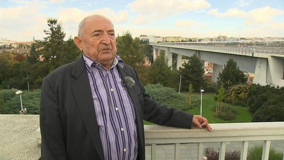 Stanislav Hubička,  za ním Nuselský most,  foto: ČT24