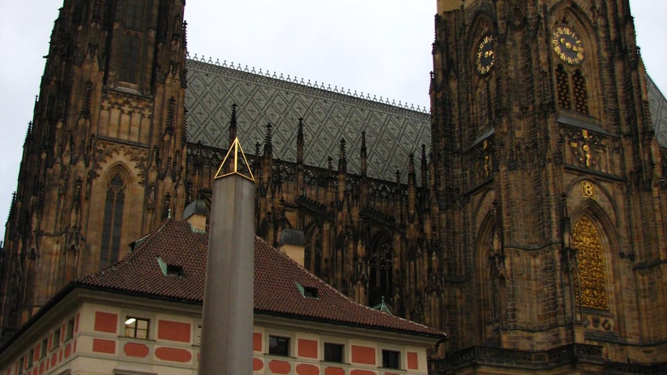 Od Plečnika pochází i monolit z mrákotínské žuly, který měl podle původního projektu stát v jižních zahradách. | Foto: Kristýna Maková, Praha křížem krážem Od Plečnika pochází i monolit z mrákotínské žuly, který měl podle původního projektu stát v jižních zahradách. | Foto: Kristýna Maková, Praha křížem krážem