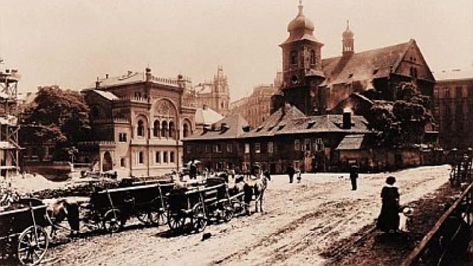 Bourání bloku domů v okolí kostela sv. Ducha a Španělské synagogy v Praze roku 1920