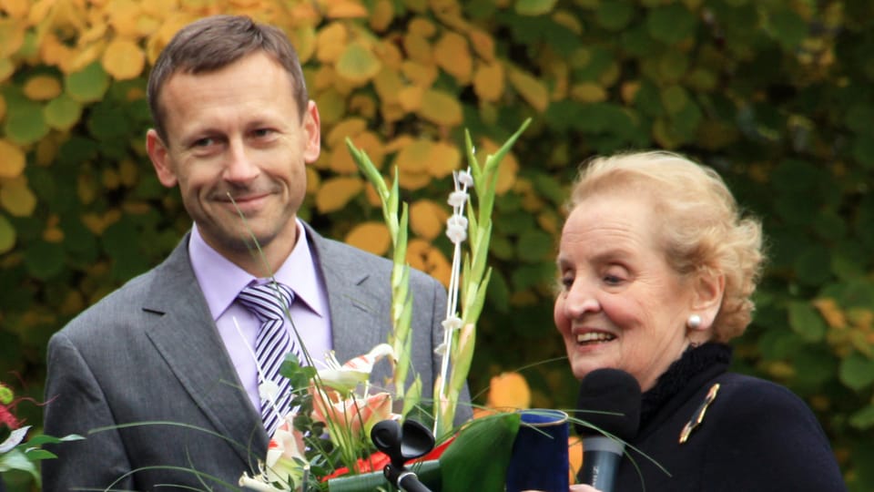Ředitel Radia Praha Miroslav Krupička a Madeleine Albrightová, foto: Barbora Kmentová / Archiv ČRo7 Ředitel Radia Praha Miroslav Krupička a Madeleine Albrightová, foto: Barbora Kmentová / Archiv ČRo7