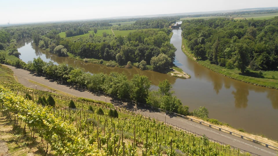Pohled na Vraňansko-hořínský plavební kanál (vpravo) u soutoku Labe s Vltavou v Mělníku, foto: Magdalena Kašubová Pohled na Vraňansko-hořínský plavební kanál (vpravo) u soutoku Labe s Vltavou v Mělníku, foto: Magdalena Kašubová