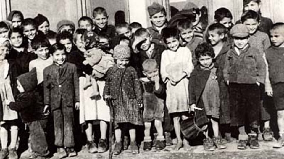 Romské děti v Letech u Písku; zdroj: fotografie z MRK (originál uložen v NAP) Romské děti v Letech u Písku; zdroj: fotografie z MRK (originál uložen v NAP)